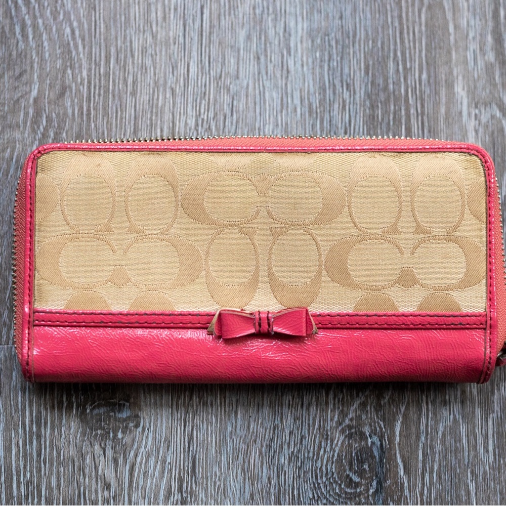 Coach - Long zip around wallet in Signature Canvas